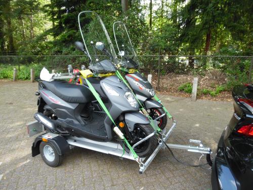 Inklapbare trailer voor 2 scooters