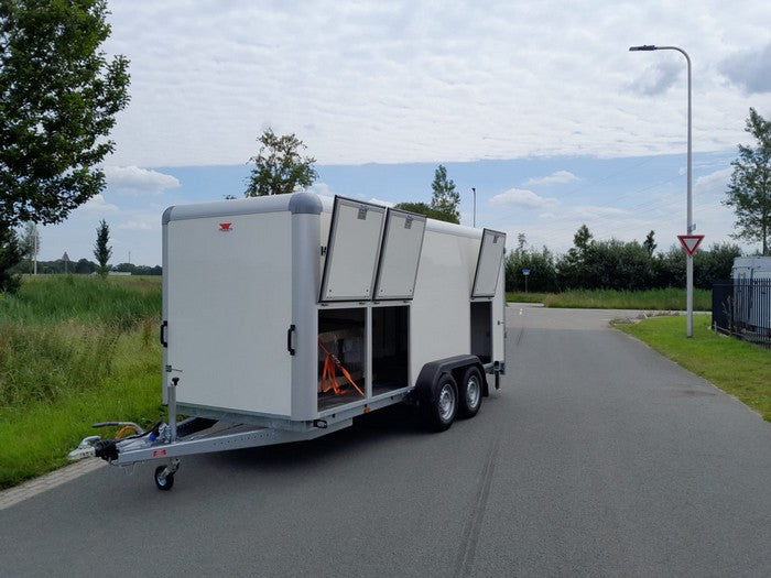 Gesloten bakwagen met aanpassingen op maat