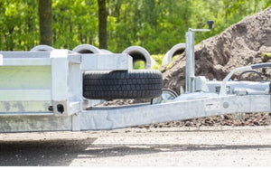 Reservewiel onder graafbaksteun geplaats